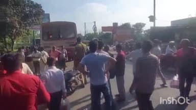 बिजनौर: बिजनौर में हीलर्स हॉस्पिटल के पास दो रोडवेज बस आपस में भिड़ी दो दर्जन यात्री घायल