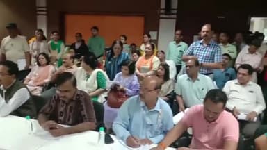 उज्जैन शहर: 'एक पेड़ मां के नाम' अभियान के तहत पौधारोपण की तैयारी हेतु मेला कार्यालय में कलेक्टर और जनप्रतिनिधियों की हुई बैठक