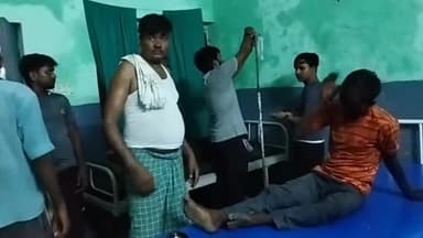 बिसवां: थान गांव चौराहे के पास तेज रफ्तार मोटरसाइकिल से टकराया सांड, बाइक सवार 2 युवक हुए घायल