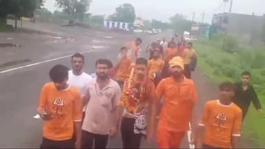 शाजापुर: महाकालेश्वर का अभिषेक करने के लिए ग्राम बमोरी से रवाना हुआ कांवड़ियों का जत्था