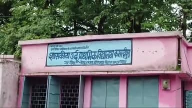 शाजापुर: शाजापुर तालाब की पाल स्थित  सरकारी स्कूल में तेज बारिश के चलते छत से टपक रहा पानी  बच्चे और शिक्षक परेशान