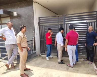 कैंपियरगंज: कैंपियरगंज थाना क्षेत्र अंतर्गत सोनौली हाइवे रामचौरा स्थित अल्फा मोती महल होटल को जांच के बाद किया गया सील