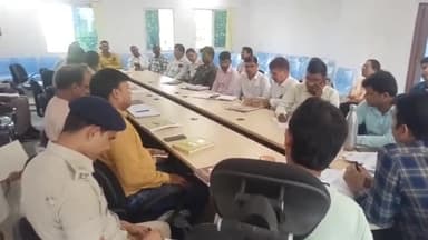 हिलसा: हिलसा के प्रखंड कार्यालय के सभागार भवन में वरीय उप समाहर्ता रंजीत कुमार ने कि समीक्षा बैठक