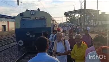 हाथरस: हाथरस किला स्टेशन पर 2 घंटे खड़ी रही पैसेंजर ट्रेन पेट्रो एवं
ओएचई लाइन टूटने से सैकड़ो यात्री हुए परेशान