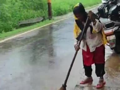 कटनी नगर: नगर निगम की एक सफाई कर्मी महिला का सोशल मीडिया पर तेज बारिश पर सड़कों पर झाड़ू लगने का वीडियो हुआ वायरल।
