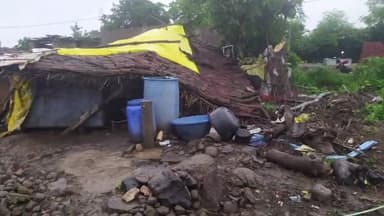 प्रभात पट्टन: प्रभात पट्टन के अम्भोरी में बारिश के कारण गिरी घर की दिवाल, मकान हुआ छतिग्रस्त, ग्रहस्ती का सामान हुआ बर्बाद।