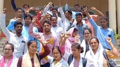 रॉबर्ट्सगंज: कलेक्ट्रेट में स्वास्थ्य-कर्मियों ने किया प्रदर्शन,कोरोना काल मे हुई नियुक्ति को जारी रखने की मांग