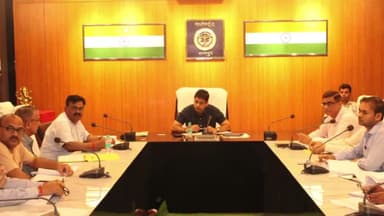 रामपुर: कलेक्ट्रेट सभागार में बैठक कर DM ने अधिकारियों को दिए निर्देश, किसानों को मिले कृषि से जुड़ी योजनाओं की पूरी जानकारी