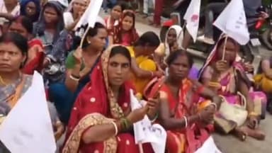 कांके: स्थायीकरण सहित पांच सूत्रीय मांगों को लेकर झारखंड विधानसभा के पास धरने पर बैठा रसोइया संयोजिका संघ