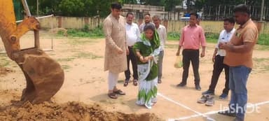 धौलपुर: इंडोर स्टेडियम के कार्य का नगर परिषद सभापति खुशबू सिंह ने पूजा-अर्चना कर बड़ी फील्ड में किया शिलान्यास