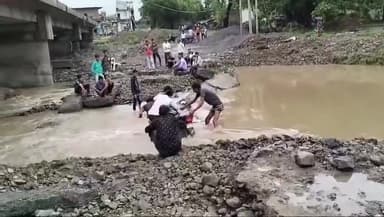 शाजापुर: पानी के तेज बहाव में बहा ग्राम काकड़ी की पुलिया का एक हिस्सा, कई गाँवों का जिला मुख्यालय से संपर्क टूटा
