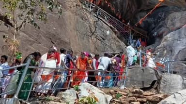 सेन्हा: सेन्हा प्रखंड के विभिन्न शिवालयों मे सावन की दूसरी सोमवारी पर भगवान भोलेनाथ की पूजा को लेकर भक्तों की उमड़ी भीड़।