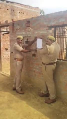 मड़िहान: मड़िहान:गोरथरा गाव निवासी प्रधान पति के घर कुर्की की नोटिस चस्पा,गाव में मचा हड़कंप।