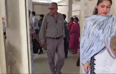 ਡੇਰਾਬਸੀ: ਡੇਰਾਬੱਸੀ ਅੰਦਰ ਪਟਵਾਰੀ ਤਜਿੰਦਰ ਅਤੇ ਉਸਦੇ ਸਹਾਇਕ ਸੁਰਿੰਦਰ ਸਿੰਘ ਨੂੰ ਵਿਜਲੈਂਸ ਵਿਭਾਗ ਵੱਲੋਂ ਰਿਸ਼ਵਤ ਲੈਣ ਤੇ ਕਾਬੂ ਕੀਤਾ ਗਿਆ