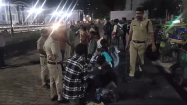 कटनी नगर: रेलवे स्टेशन के बाहर नशेड़ी गैंग ने यात्री के ऊपर हमला करने की खबर लगते ही कोतवाली पुलिस की सक्रिय देर रात खदेड़ा गया।