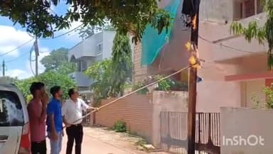 कटनी नगर: माधव नगर इलाके के न्यू एसीसी कॉलोनी में बिजली के पोल में लगी आग.बिजली की तार जलकर खाका.