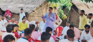 फैज़ाबाद: सपा के वरिष्ठ नेता पूर्व मंत्री तेज नारायण पांडेय पवन ने तिहुरा मांझा गुड़ियाना में एक ग्रुप के खिलाफ लगाई चौपाल