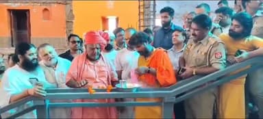 फैज़ाबाद: अयोध्या में श्रद्धालुओं की सुविधा के लिए हनुमानगढ़ी में नवनिर्मित निकास द्वार पर लगाई गई सीढ़ी का हुआ शुभारंभ