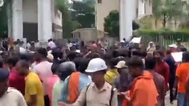 कांके: रांची नगर निगम के बाहर ई-रिक्शा चालकों ने किया प्रदर्शन, जुर्माने के रूप में भारी रकम वसूलने का आरोप