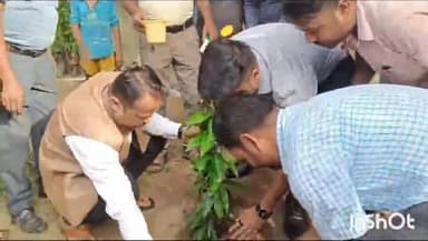 मुंगेर: जल जीवन हरियाली के तहत  कंपनी गार्डन में लगाया गया 50 फलदार पौधा, कमिश्नर डीआईजी एवं एसपी , नगर आयुक्त मेयर रहे उपस्थित