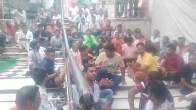 पुष्कर: तीर्थ पुरोहितों का ब्रह्मा मंदिर के बाहर धरना प्रदर्शन, पुरोहित कर रहे भजन कीर्तन, जिला कलेक्टर का कर रहे सभी इंतजार