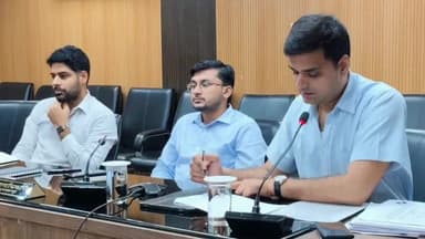 मुशहरी: समाहरणालय में जिलाधिकारी ने सभी सहायक निर्वाचन निबंधन अधिकारी के साथ वीडियो कॉन्फ्रेंसिंग के माध्यम से की बैठक