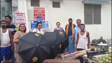 मुशहरी: पीएनटी चौक पर इनर व्हील क्लब लिच्छवी की ओर से गरीब रिक्शा वालों ठेला वालों को दिया गया छाता