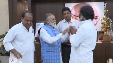 कांके: झारखंड विधानसभा में सीएम से मिले रूहानी मर्कज के अध्यक्ष, सीएम ने चादर-ए-मुबारक का किया अनावरण