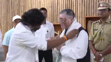 कांके: रांची एयरपोर्ट पर झारखंड के नये राज्यपाल संतोष गंगवार को दिया गया गार्ड ऑफ ऑनर, सीएम हेमंत सोरेन रहे मौजूद