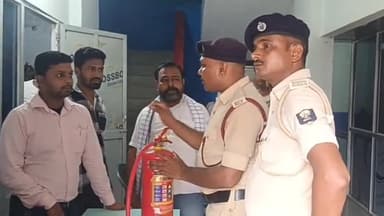 बेनीपुर अग्निसमालय के प्रधान दिनेश कुमार द्वारा  न्यू आशीर्वाद हॉस्पिटल में सभी कर्मियों एवं मरीजो के बीच मॉक ड्रिल किया