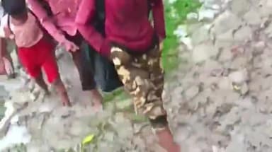 बारा: प्राथमिक विद्यालय रमगढ़वा टिकरी में रास्ता न होने से स्कूल जाते समय फिसल कर गिर रहे बच्चे,वीडियो आया सामने