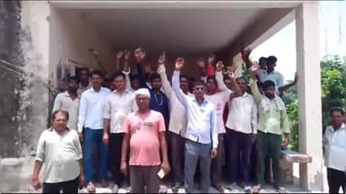 आंवला: आंवला क्षेत्र में विधुत समस्या को लेकर ग्रामीणों ने बिजली घर पर किया प्रदर्शन