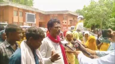 बारां: रामपुरिया जागीर में बस्ती के बीच स्थित शराब के ठेके को हटाने की मांग को लेकर ग्रामीणों ने ज़िला कलेक्टर को दिया ज्ञापन