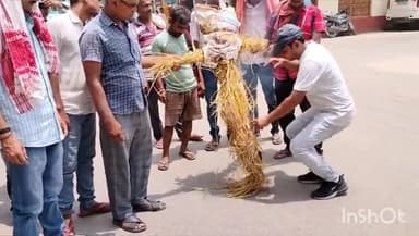 बेगूसराय: कैंटीन चौक पर युवा शक्ति द्वारा बिहार में बढ़ते अपराध को लेकर मुख्यमंत्री नीतीश कुमार का फूंका गया पुतला