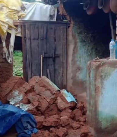 कोलेबिरा: पटिया टोली में लगातार बारिश से गिरा ग्रामीण का घर, प्रशासन से लगाई मदद की गुहार