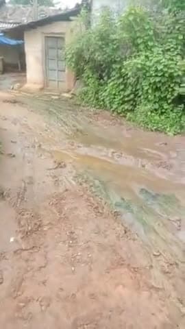 हमारे झगरपुर उरांवपारा का रोड को सरपंच सचिव ध्यान नहीं दे रहे हैं