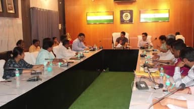 रामपुर: कलेक्ट्रेट सभागार में जिलाधिकारी की अध्यक्षता में उद्योग एवं व्यापार बंधु की बैठक हुई संपन्न