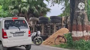 हुसैनगंज: सिवान-आंदर मुख्य मार्ग के रमना के पास सड़क किनारे अनियंत्रित होकर ओवरलोड ट्रक पलटा, कोई हताहत नहीं