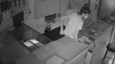 कांके: अरगोड़ा थाना क्षेत्र स्थित आनंद मोबाइल दुकान में लगभग ₹15 लाख के मोबाइल 
 फ़ोन हुए चोरी, घटना CCTV में कैद