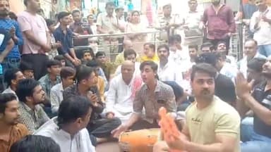 पुष्कर: पुष्कर सरोवर में मछलियों की मौत से नाराज पुरोहितों ने ब्रह्मा मंदिर के बाहर किया प्रदर्शन, मंदिर भी रहा बंद