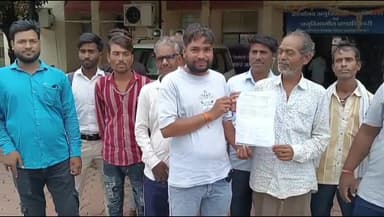 शाजापुर: पिन्दोनिया पंचायत कार्यालय से सचिव के नदारद रहने से परेशान ग्रामीणों ने शाजापुर कलेक्टर कार्यालय पहुंचकर शिकायत की