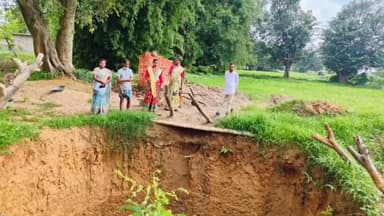 सेन्हा: सेन्हा उगरा टंगरा टोली में जिला परिषद अध्यक्ष रीना कुमारी ने की मनरेगा कूप निर्माण योजना की जांच, मिली खामियां