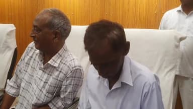 रामपुर: जिलाधिकारी सभागार में अपर जिलाधिकारी ने 2 सेवा निर्वत चतुर्थ श्रेणी कर्मचारियों को कलेक्ट्रेट से सम्मान पूर्वक विदा किया