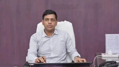 बक्सर: बक्सर स्थित कार्यालय कक्ष में डीएम ने किया आम जनता से मुलाकात, 28 आवेदन पर हुई सुनवाई