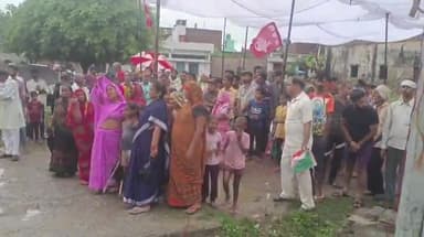 बीसलपुर: रामनगर कॉलोनी में रेल विभाग के ट्रैफिक इंस्पेक्टर पुलिस क्षेत्राधिकारी की मौजूदगी में अनशनकारियों से वार्ता हुई विफल