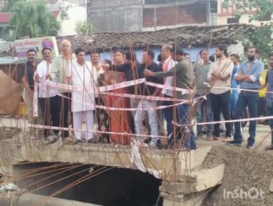 सागर नगर: महापौर ने MIC सदस्य एवं पार्षदो के साथ गिरधारीपुरम सड़क,पं.दीनदयाल चौराहा के पास पुलिया निर्माण कार्य का निरीक्षण किया