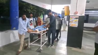 सुपौल: चौहट्टा में  रोड एक्सीडेंट हुए आदमी को सदर अस्पताल के डॉक्टर ने बेहतर इलाज के लिए डीएमसीच किया रेफर