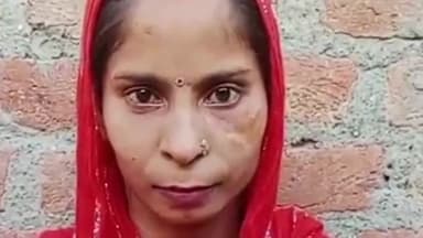 आंवला: आंवला के पीड़िता का नहीं बन रहा राशन कार्ड चक्कर काटकर हुई परेशान, डीएम से लगाई गुहार