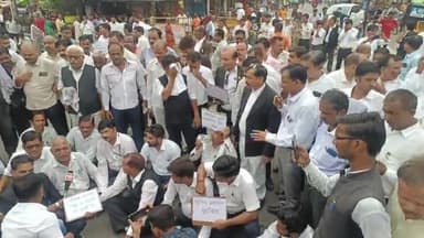 हरदोई: लखनऊ रोड निवासी अधिवक्ता कनिष्क महरोत्रा की हत्या से नाराज अधिवक्ताओं का कार्य बहिष्कार,सिनेमा चौराहे पर लगाया जाम