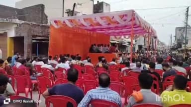 मिहींपुरवा: मिहिपुरवा कस्बा में अघोषित बिजली कटौती को लेकर बाजार बंद,व्यापारियों ने किया प्रदर्शन,मौके पर पुलिस मौज़ूद